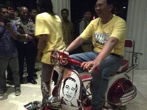 Ahok Sempatkan Beli Kaos Tulisan Anti Korupsi Bergambar Bung Hatta