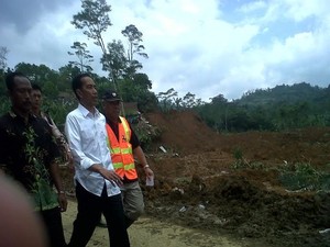 Ketika Jokowi Pantau Langsung Penanganan Evakuasi Korban Longsor di Banjarnegara