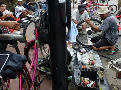 Bengkel Sepeda Dadakan Layani Peserta CFD