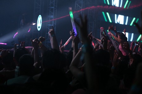 Ratusan Penonton Mandi Cat di Tengah Aksi Adventure Club