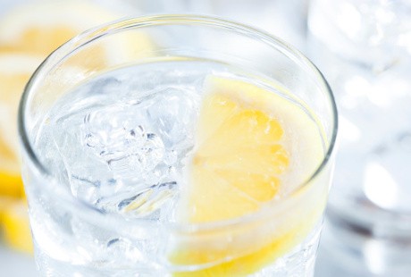 Suka Minum Air yang Dicampur Lemon? Ini Daftar Manfaat Sehatnya