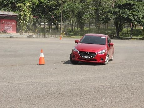 Menguji Fitur dan Teknologi Mazda2 Model Terbaru