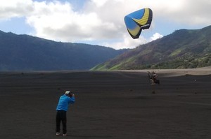 Paralayang & Paramotor Unjuk Gigi di Gunung Bromo