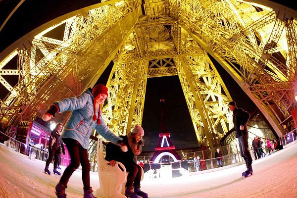 Menara Eiffel Punya Arena Ice Skating di Ketinggian 57 Meter!