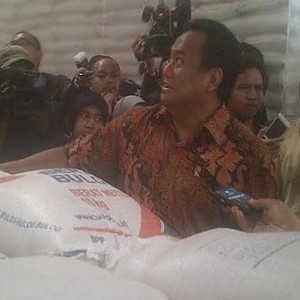 Blusukan ke Gudang Beras Bulog, Rachmat Gobel Sempat Kaget dan Berkeringat
