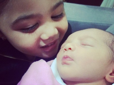 So Cute... Amora Tersenyum Melihat Bayi Ashanty