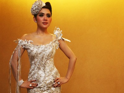 Gaya Cantik Syahrini di 13 Karya Gemilang Transmedia
