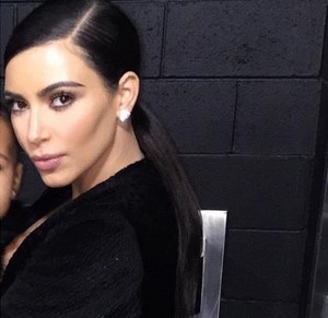 Kim Kardashian Crop Foto Anaknya di Instagram Jadi Kontroversi