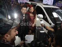 Raffi Ahmad dan Ayu Dewi didapuk menjadi host acara '13 Karya Gemilang Transmedia'.