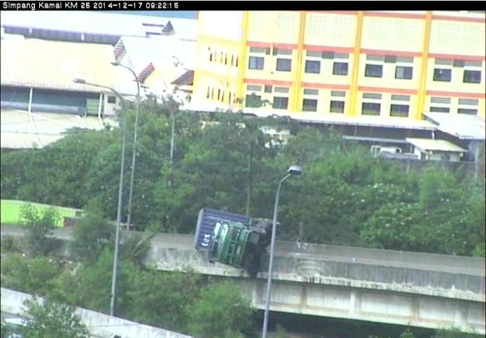Patah As, Truk Hampir Jatuh dari Fly Over Tol Kamal Setinggi 10 Meter