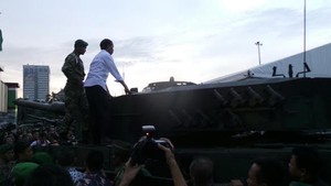 Tank Leopard Curi Perhatian Jokowi di Pameran Alutsista TNI AD