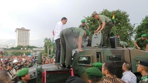 Tinjau Pameran Alutsista TNI AD di Monas, Jokowi Disambut Pengunjung