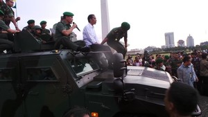 Tinjau Pameran Alutsista di Monas, Jokowi Naik Komodo