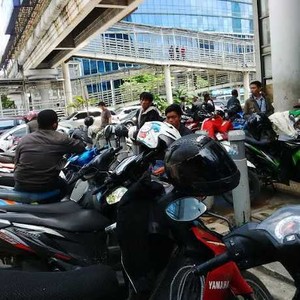 Motor Dilarang Melintas di HI, Tukang Ojek Takut Kehilangan Pelanggan