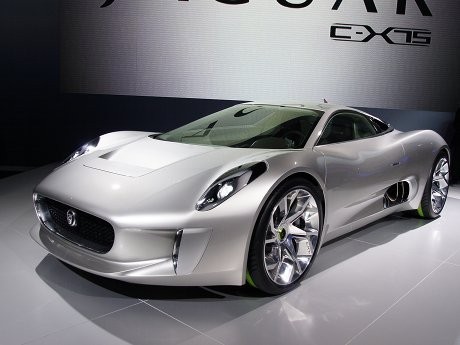Aston Martin DB10 Vs Jaguar C-X75 di Film James Bond
