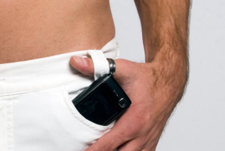 Ganggu Fertilitas Pria, Ponsel Jangan Ditaruh di Saku Celana