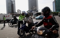 Polisi meminta pemotor untuk lewat Kebon Kacang.