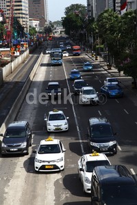 Larangan motor melintas di kawasan Jl MH Thamrin-Medan Merdeka Barat ini berlaku sejak tanggal 17 Desember dan akan diujicoba selama 3 bulan. Kebijakan tersebut kemudian akan dievaluasi apakah mungkin dilanjutkan atau tidak.