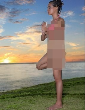 Berbikini, Ayushita Yoga di Pantai