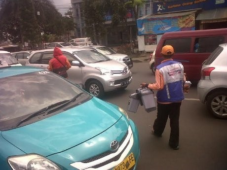 Imbas Denda, Pedagang Asongan Ini Bisa Menjual 20 Tong Sampah Sehari