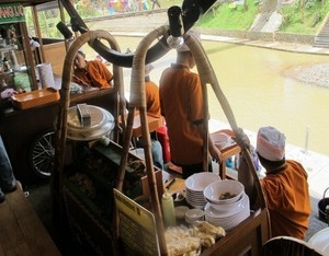 Satpol PP Bogor Segel Pasar Ah Poong Sentul