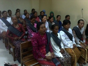 Demo Tolak Pabrik Semen, Ibu-ibu ini Bernyanyi di Ruang Sidang