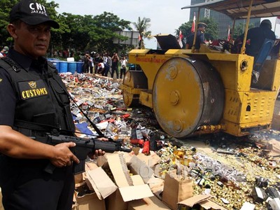 Bea Cukai Musnahkan 50.334 Botol Miras