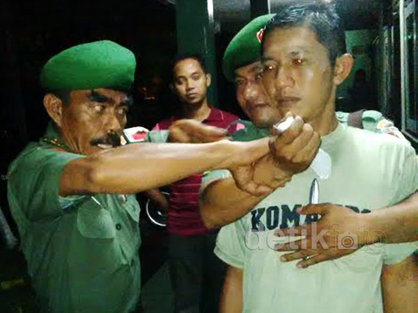 Kapten Suwanto Peragakan Pembebasan Sandera di Gresik