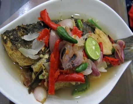 Aduh Enaknye! Pecak Gurame Khas Betawi Plus Nasi Hangat Buat Makan Siang