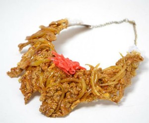 Anting-anting Sushi dan Kalung Spaghetti Ini Dibuat dari Permata