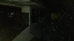 Warga dan Polisi Patroli Rumah yang Ditinggalkan Pemiliknya Mengungsi