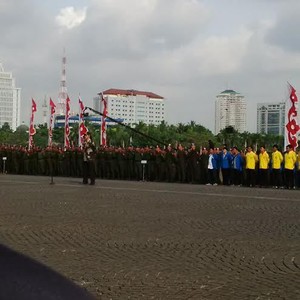 Ade Rai Pimpin Upacara Bela Negara di Monas