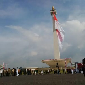 Chris John Pimpin Pengibaran Bendera Merah Putih Raksasa di Monas