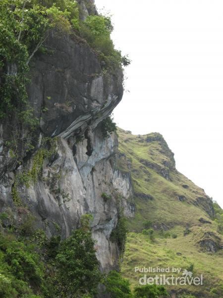 Legenda Mistis Batu Gantung di Pulau Samosir