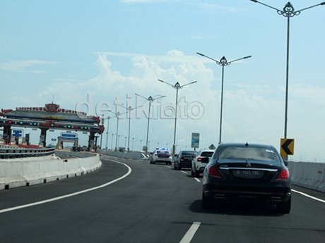 Cara Aman Membuntuti Mobil di Jalan Tol