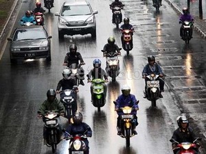 Ini Perlengkapan Wajib Pemotor Saat Musim Hujan