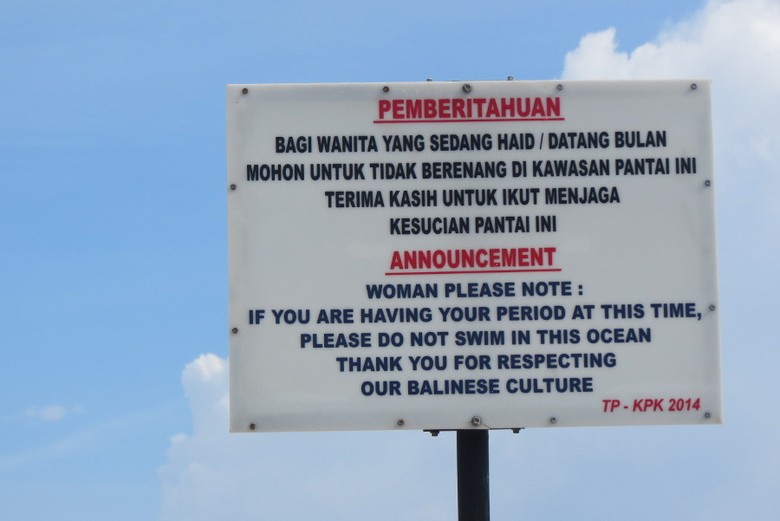 Perhatian! Wanita Haid Dilarang Berenang di Pantai Pandawa