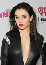 Boom Clap! Charli XCX Hot dengan Baju Superketat