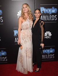 Tak lagi ditemani sang kekasih, Kate mengajak sahabatnya, Nicole Richie untuk berfoto bersama. Jason Merritt/Getty Images/detikFoto.