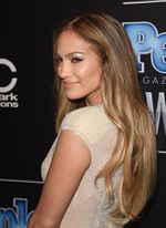 Jennifer Lopez Seksi Dibalut Baju Berbelahan Dada Rendah
