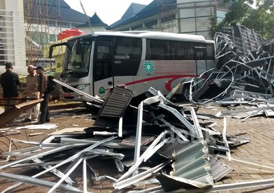 Puting Beliung Rusak Perpustakaan UIN Bandung