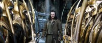 Dengan busur panah khusus peninggalan masa lalu, ia menyelamatkan kota dari kehancuran dan membunuh Smaug. Tetapi kedamaian tak berlangsung lama. (Dok Warner Bros)