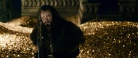Setelah berhasil menyelamatkan hampir seluruh kota, Bard membawa seluruh rakyatnya yang masih selamat ke Lonely Mountain. Di sana Thorin Oakenshield sedang dibingungkan oleh dirinya sendiri yang ternyata menjadi sosok yang berubah dengan keberadaan emas yang tak terbendung. (Dok Warner Bros)
