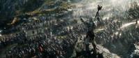 Kabar kematian Naga Smaug beredar dengan cepat ke seantero dunia, memicu pasukan kegelapan dan kerajaan lain berbondong-bondong untuk menguasai Erebor. (Dok Warner Bros)