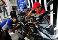 Beberapa mekanik membongkar Yamaha Mio M3 125 untuk melihat kondisi jeroan motor yang telah dinyalakan selama 705 jam nonstop.