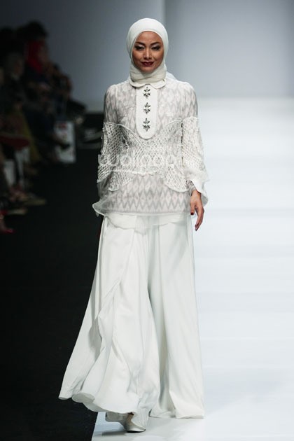 Ayu Dyah Andari Witchery of Mandalika. Jakarta Fashion Week 2015 at Senayan City. Jakarta. [Foto: Mohammad Abduh/Wolipop]