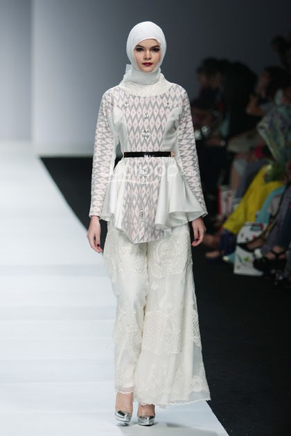 Ayu Dyah Andari Witchery of Mandalika. Jakarta Fashion Week 2015 at Senayan City. Jakarta. [Foto: Mohammad Abduh/Wolipop]