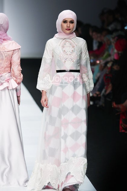 Ayu Dyah Andari Witchery of Mandalika. Jakarta Fashion Week 2015 at Senayan City. Jakarta. [Foto: Mohammad Abduh/Wolipop]