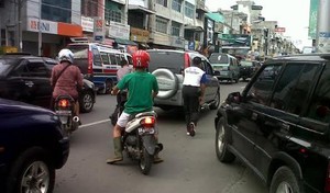 Ini Keren! Atasi Macet, Kapolres Pematangsiantar Bantu Dorong Mobil Mogok