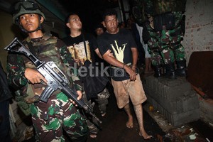 Begini Tegangnya Penggerebekan Miras di Cawang, TNI Bersenjata Lengkap